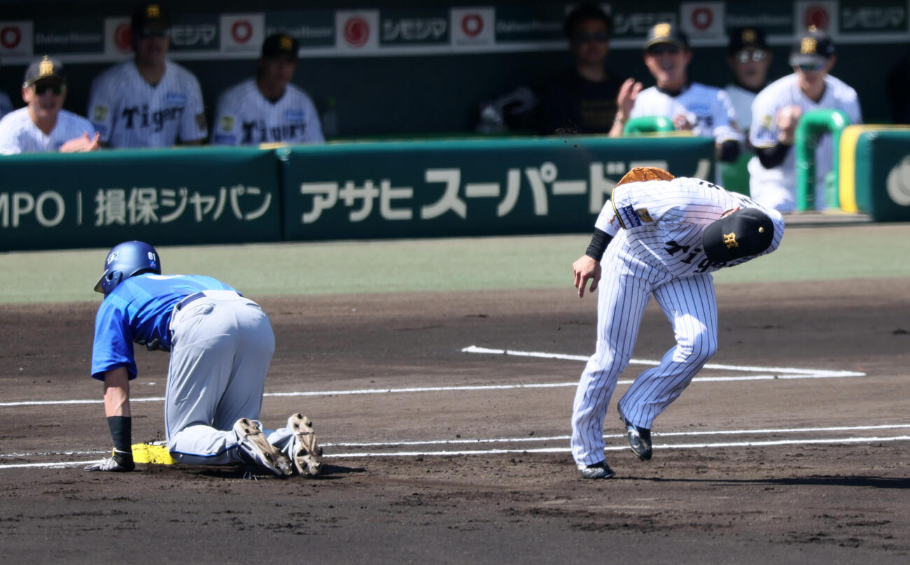 阪神対DeNA 1回表DeNA1死一塁、一塁走者蝦名達夫はクーパー・ヒュンメルの三直で帰塁出来ずアウトになる。一塁手木浪聖也（撮影・加藤哉）