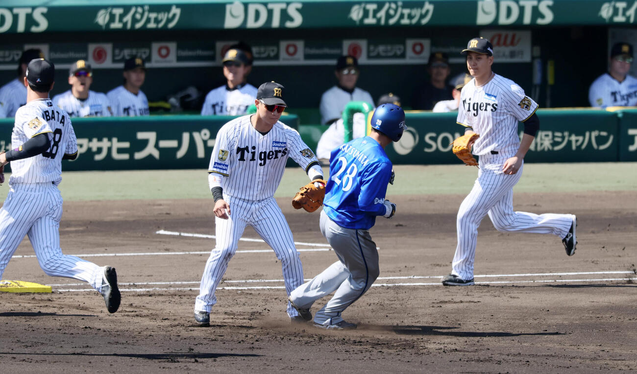 阪神対DeNA 2回表DeNA2死一塁、一塁走者勝又温史は大竹耕太郎のけん制球で飛び出し一、二塁間で挟殺される。一塁手は木浪聖也（撮影・加藤哉）