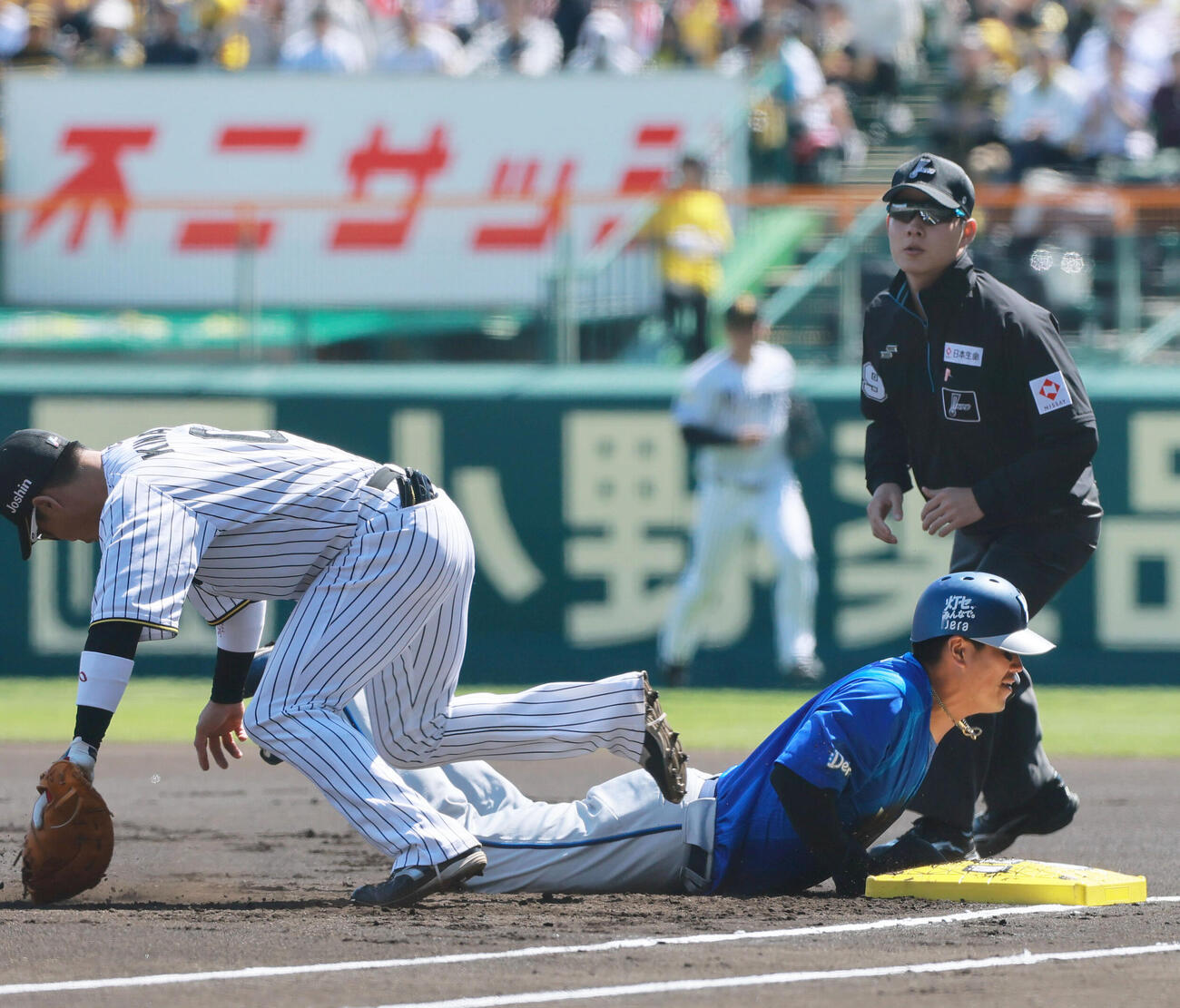阪神対DeNA 1回表DeNA1死一塁、一塁手木浪聖也（左）はクーパー・ヒュンメルの三直で併殺に仕留める。一走蝦名達夫（撮影・上山淳一）