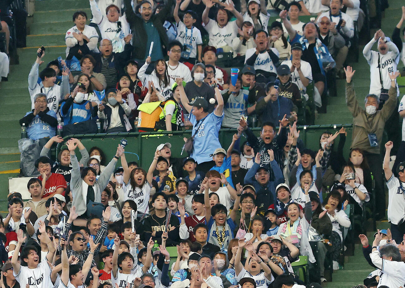 西武対楽天　6回裏西武無死一、三塁、右越え逆転3点本塁打となる平沢大河の打球（撮影・河田真司）