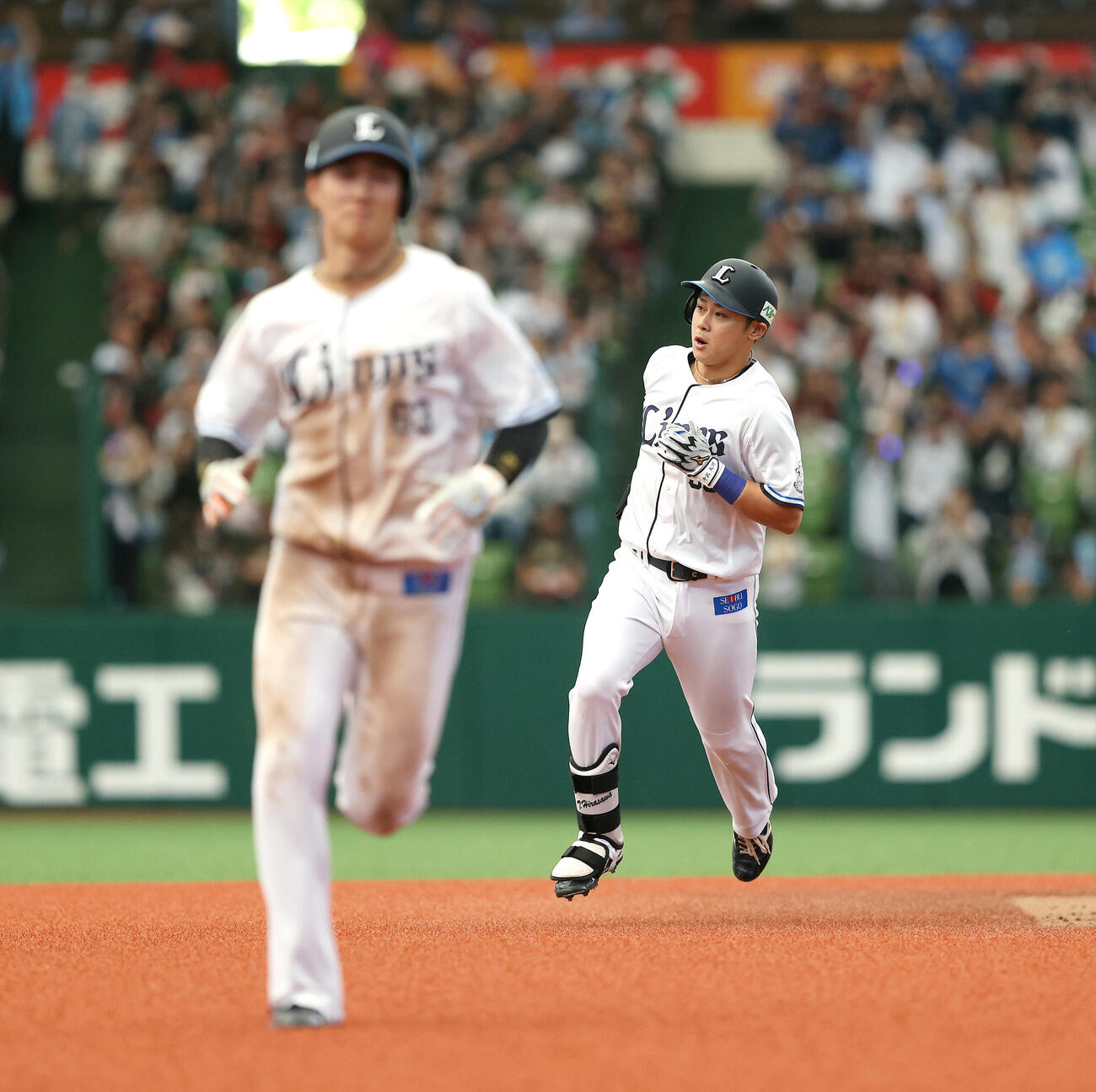 西武対楽天　6回裏西武無死一、三塁、右越え逆転3点本塁打を放ちダイヤモンドを回る平沢大河（撮影・河田真司）
