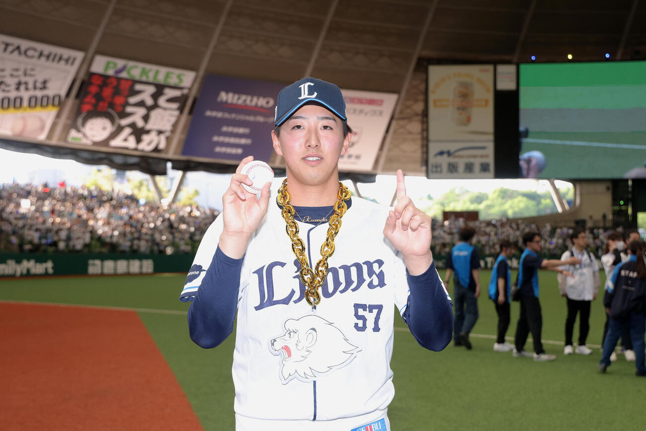 西武対楽天　プロ初勝利を挙げ、記念球を手に写真に納まる黒田将矢（撮影・河田真司）