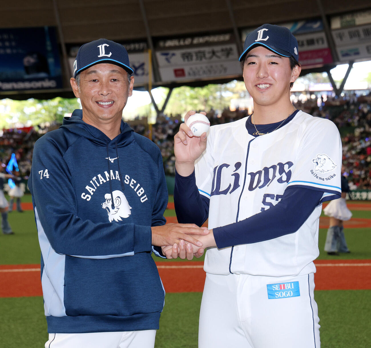 西武対楽天　プロ初勝利を挙げ、西口文也監督（左）と記念球を手に写真に納まる西武黒田将矢（撮影・河田真司）