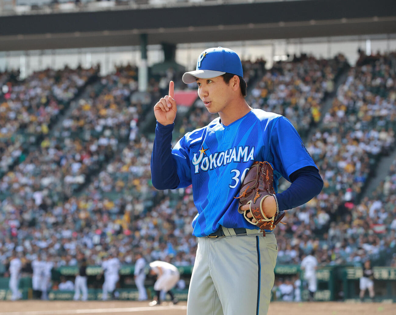 阪神対DeNA 5回裏を前にベンチ前で準備するDeNA篠木健太郎（撮影・上山淳一）