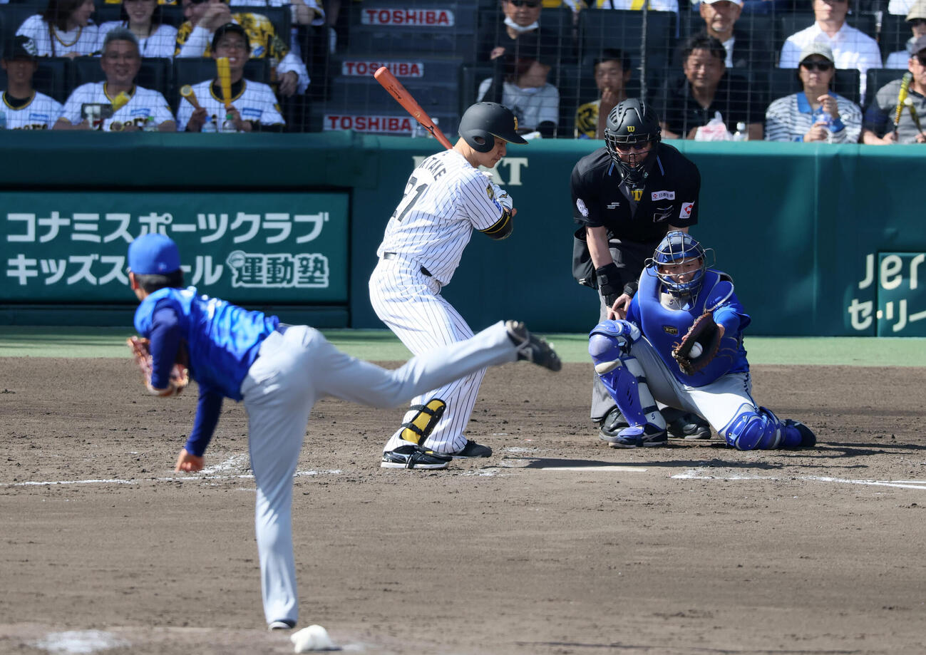 阪神対DeNA 5回裏阪神1死、三振に倒れる大竹耕太郎。投手篠木健太郎（撮影・加藤哉）