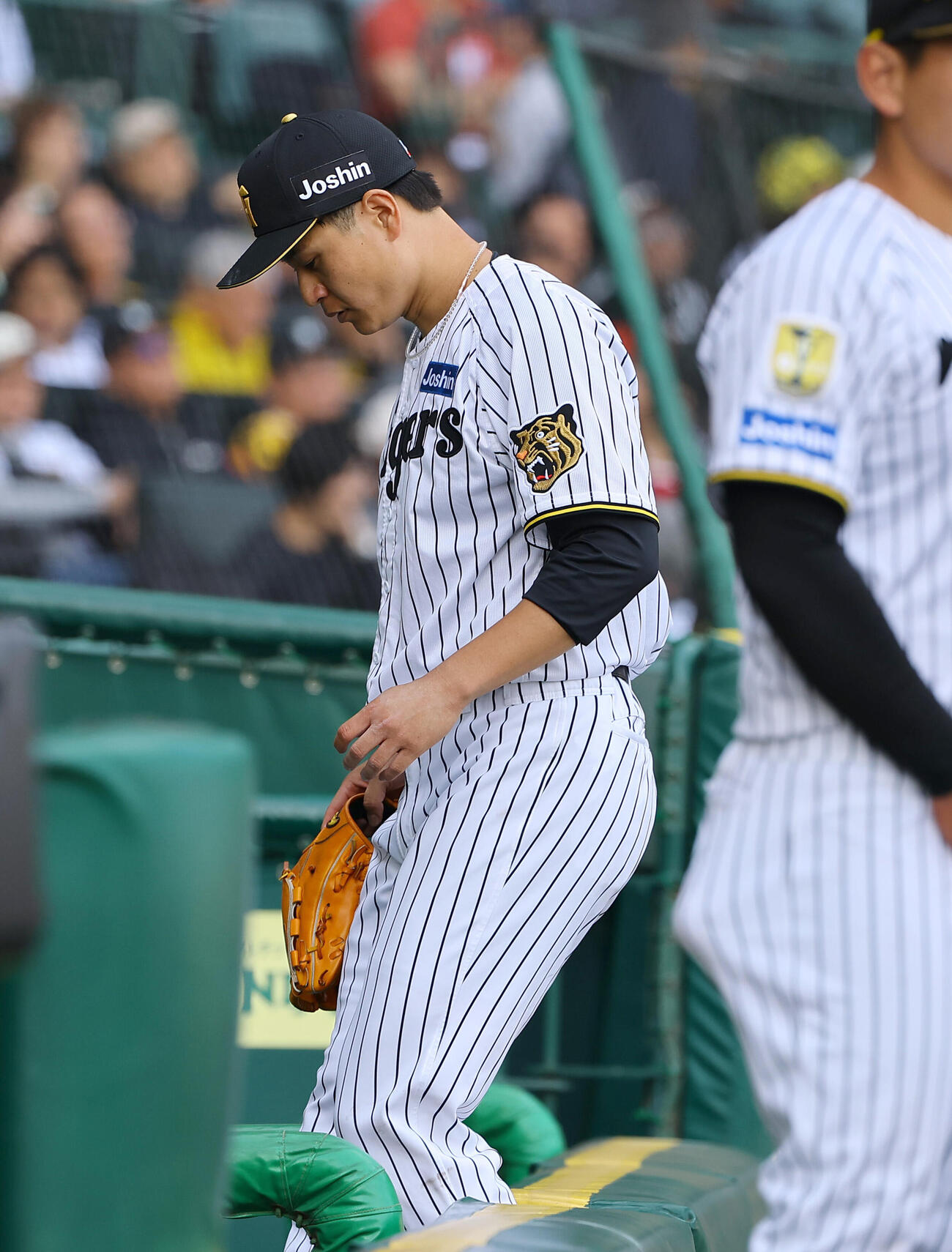 阪神対DeNA 8回、逆転を許した大竹耕太郎は視線を落としてベンチに引き揚げる（撮影・上田博志）