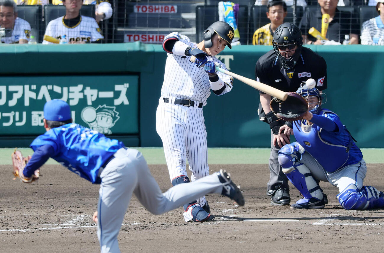 阪神対DeNA 4回裏阪神1死、木浪聖也は左前打を放つ。投手篠木健太郎（撮影・加藤哉）