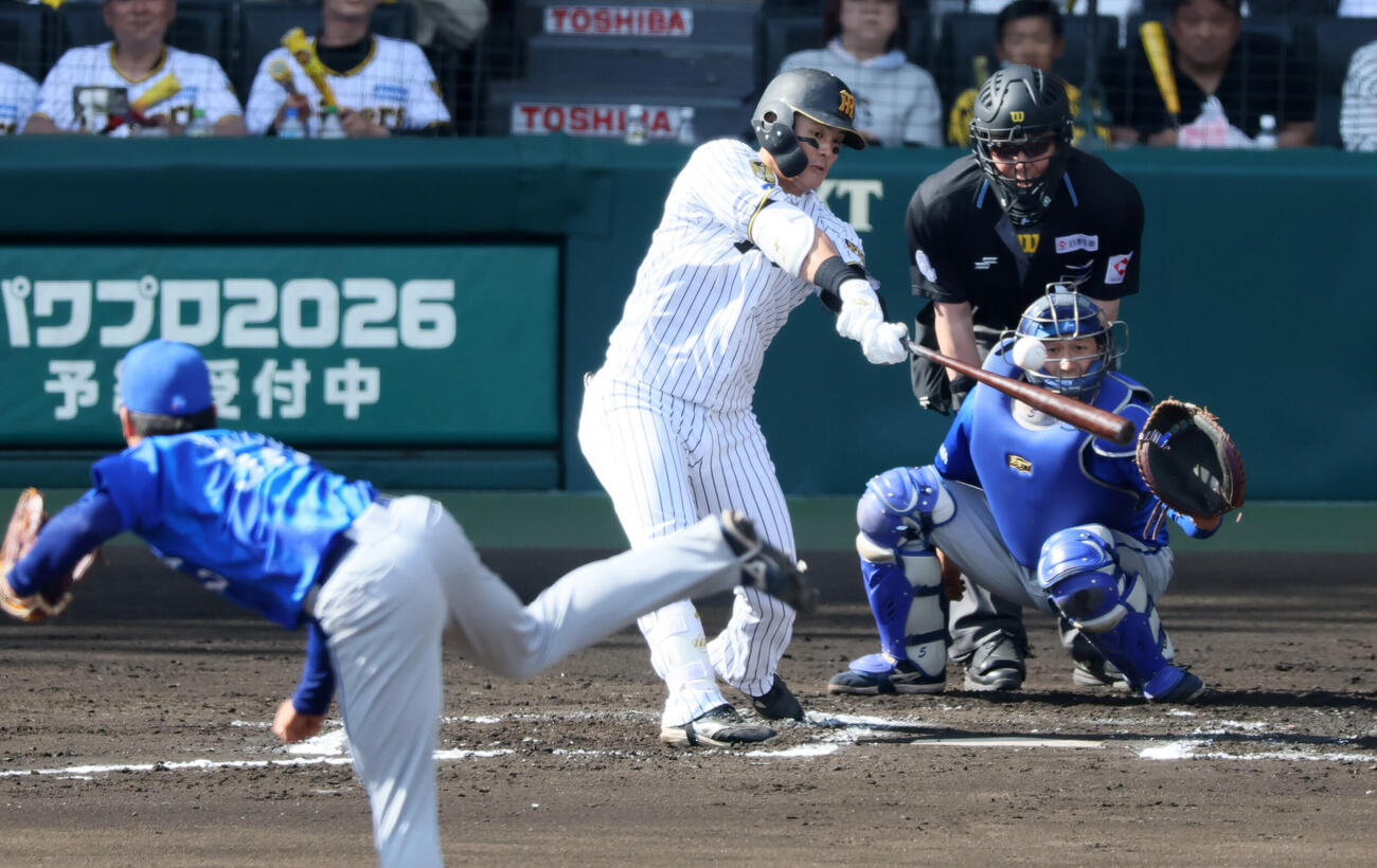 阪神対DeNA 6回裏阪神1死一塁、前川右京は中前打を放つ。投手篠木健太郎（撮影・加藤哉）