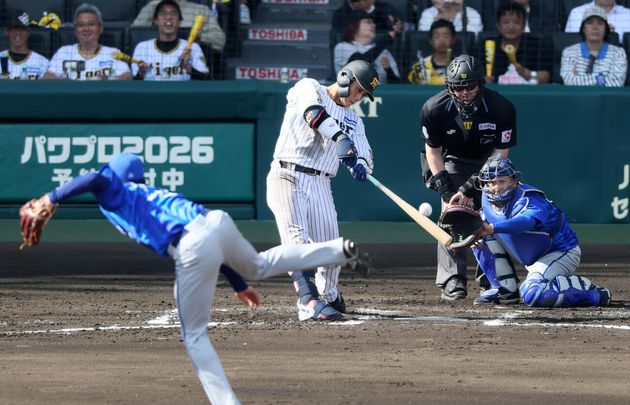 阪神対DeNA 6回裏阪神1死一、三塁、木浪聖也は中犠飛を放つ。投手篠木健太郎（撮影・加藤哉）
