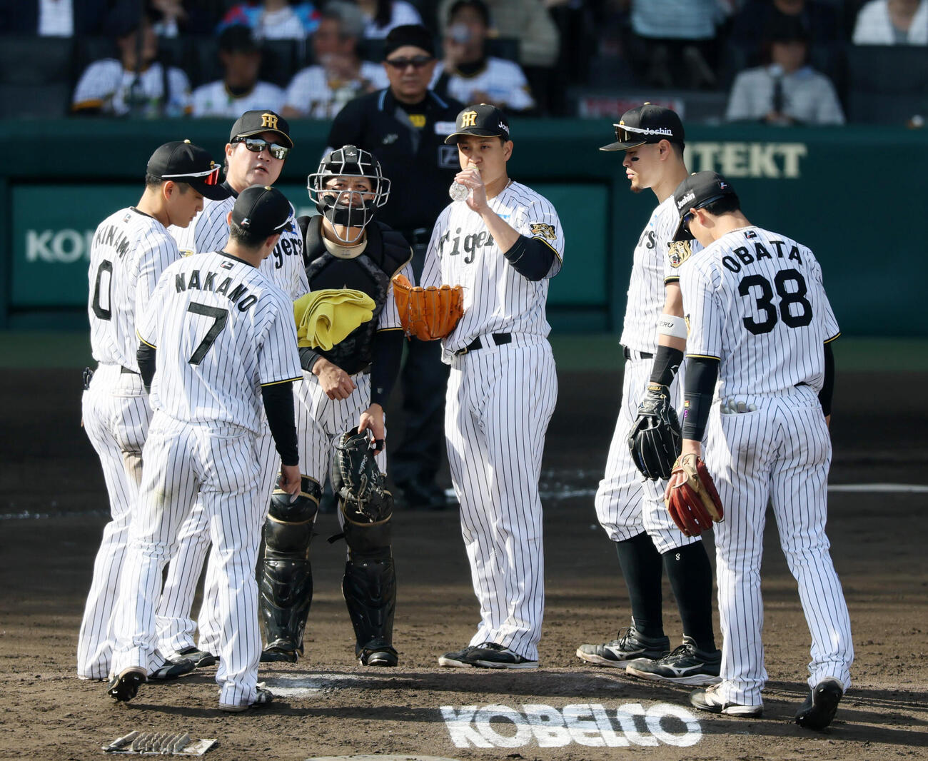 阪神対DeNA 8回表DeNA1死満塁、ピンチで大竹（中央右）のもとに集まる阪神ナイン（撮影・加藤哉）