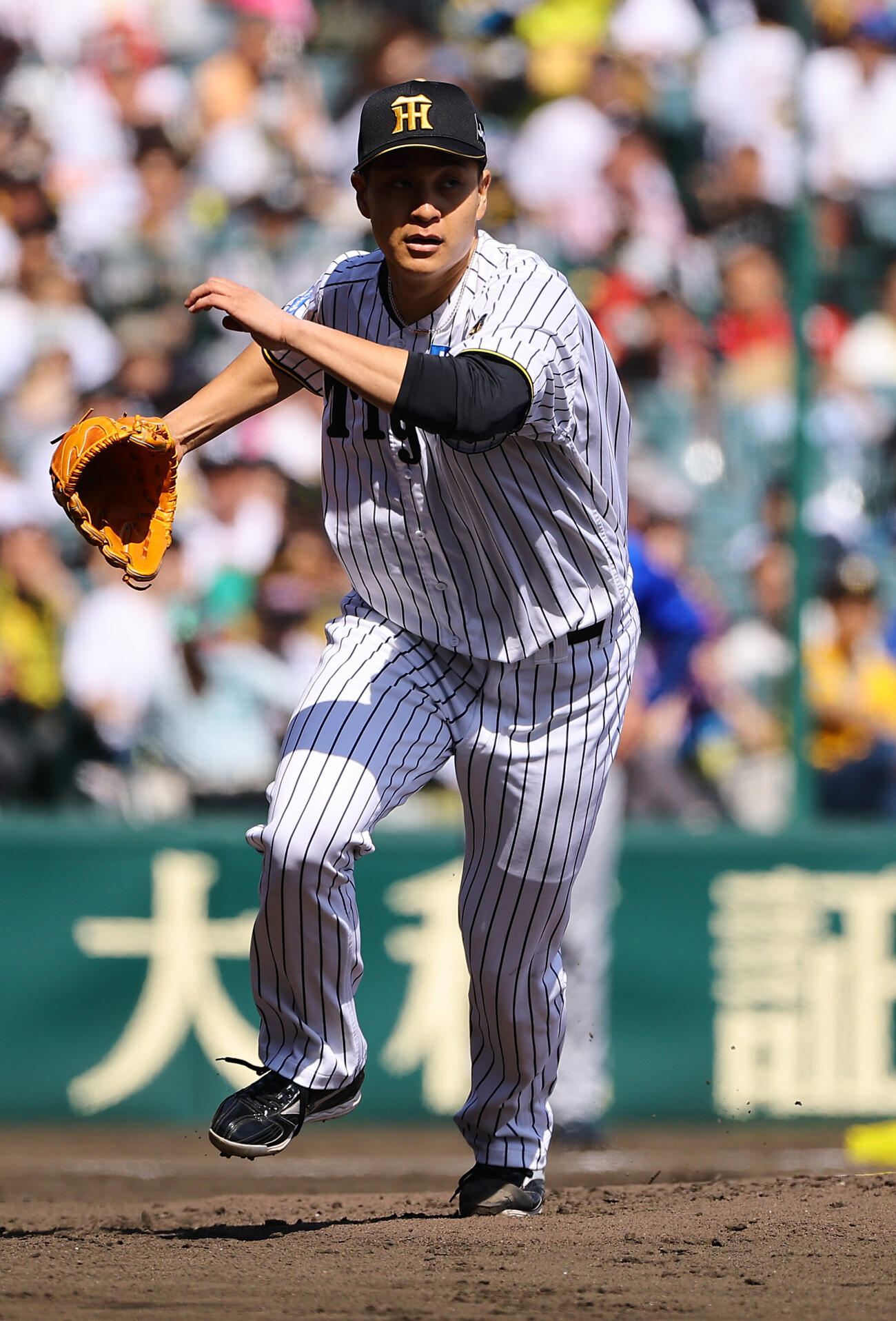 阪神対DeNA 4回表DeNA1死、度会隆輝を一ゴロに打ち取った大竹耕太郎はベースカバーに向かう（撮影・上田博志）