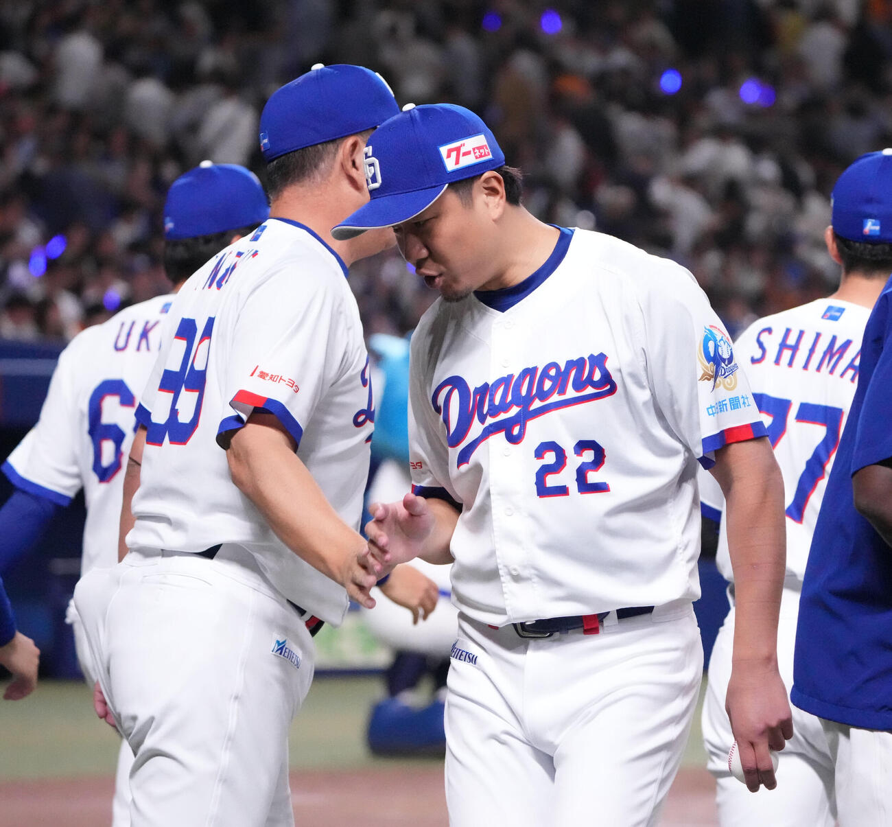 中日対巨人　試合終了、大野雄大（右）は勝利球を手に井上一樹監督とタッチを交わす（撮影・森本幸一）