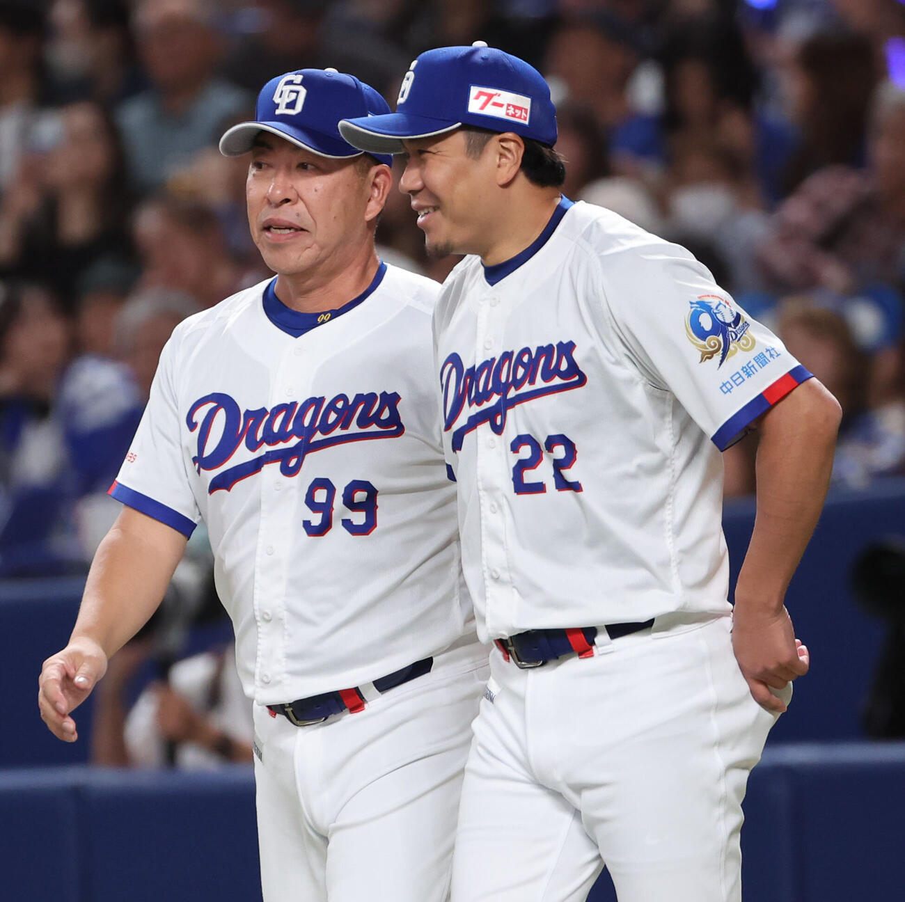 中日対巨人　4勝目を挙げた中日大野雄大は井上一樹監督とともに笑顔で勝利の儀式に向かう（撮影・西尾就之）