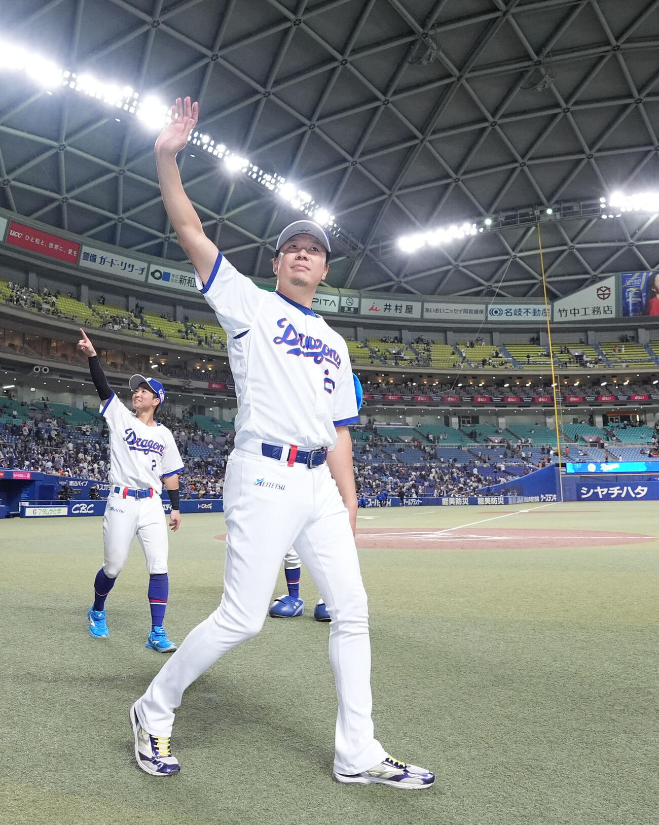 中日対巨人　ファンの声援に応える大野雄大（撮影・森本幸一）