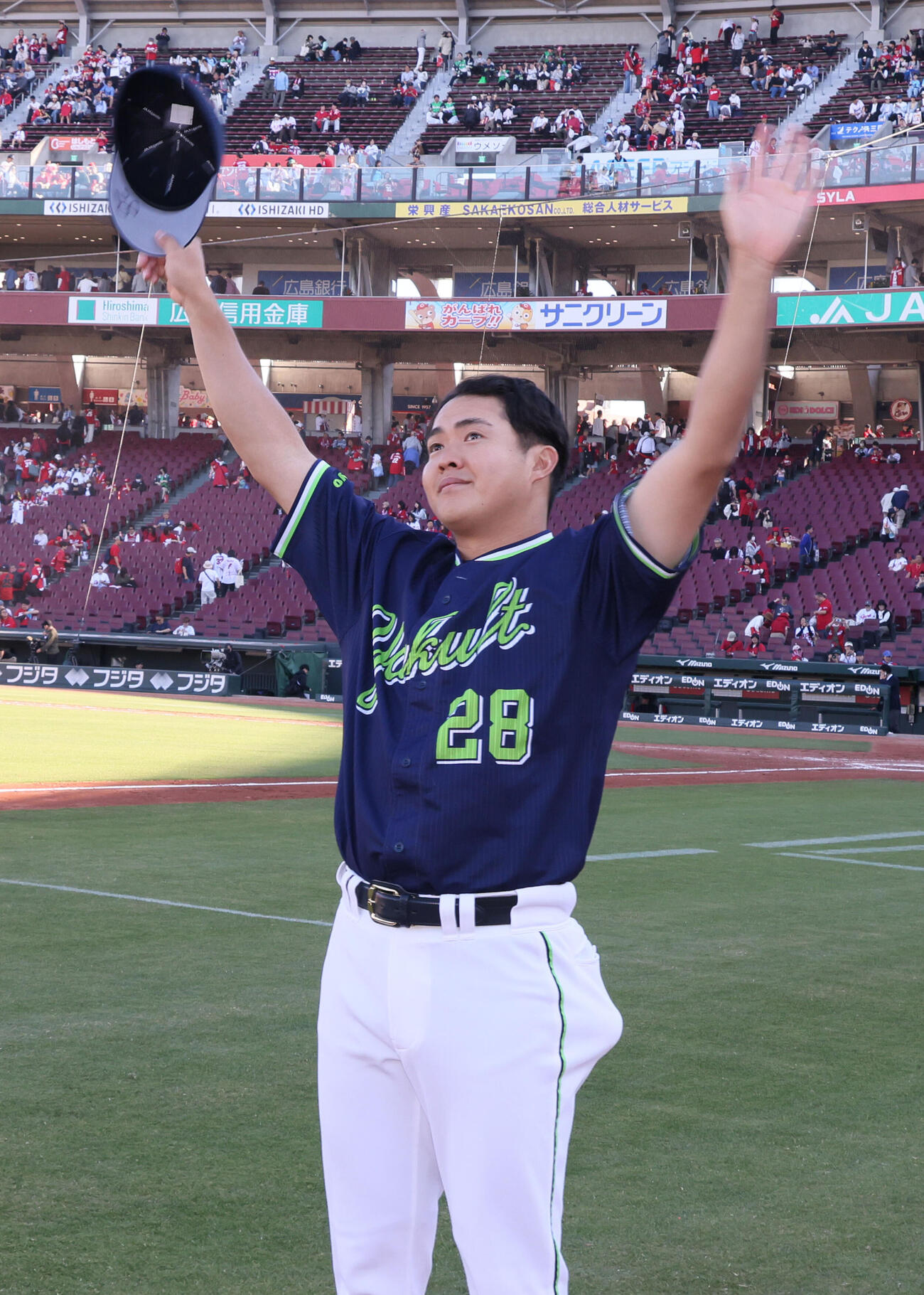 広島対ヤクルト　ファンの声援に応える松本健吾（撮影・加藤孝規）