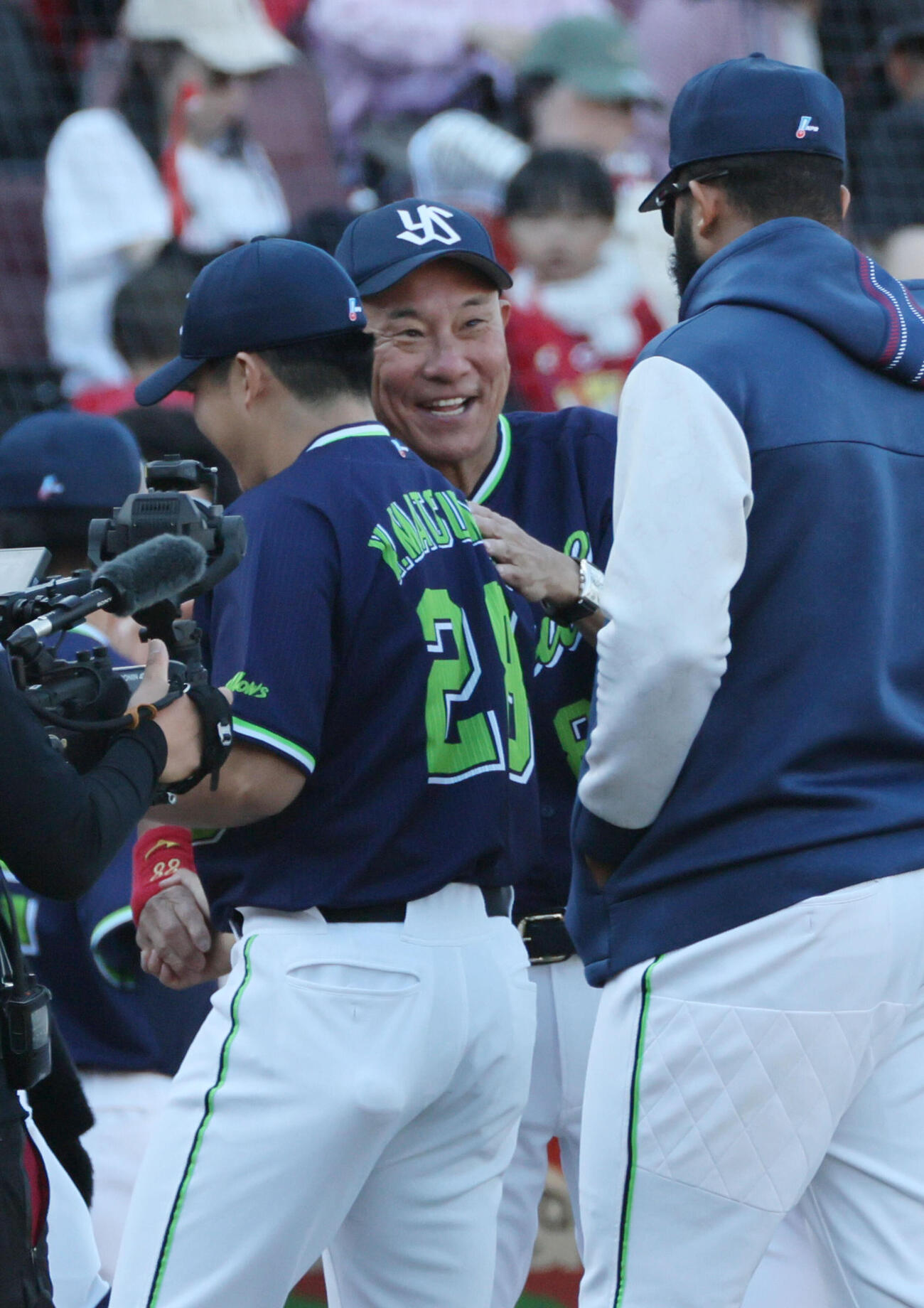 広島対ヤクルト　好投した松本健吾（左）を出迎えるヤクルト池山隆寛監督（撮影・加藤孝規）