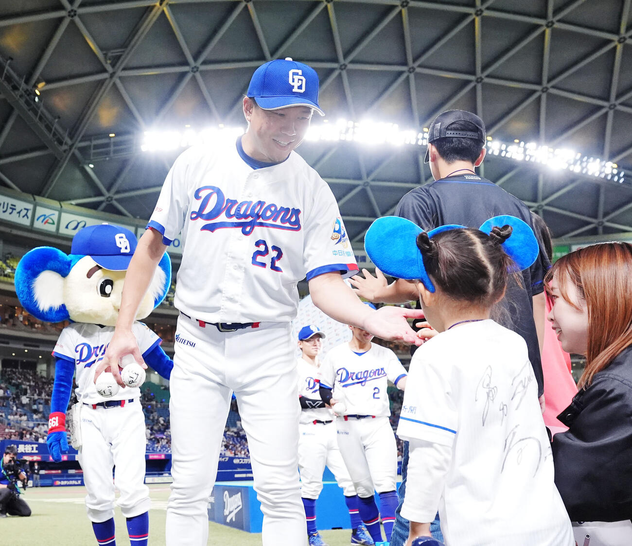 中日対巨人　ヒーローインタビューを終えた大野雄大（左）は子どもたちとタッチを交わす（撮影・森本幸一）