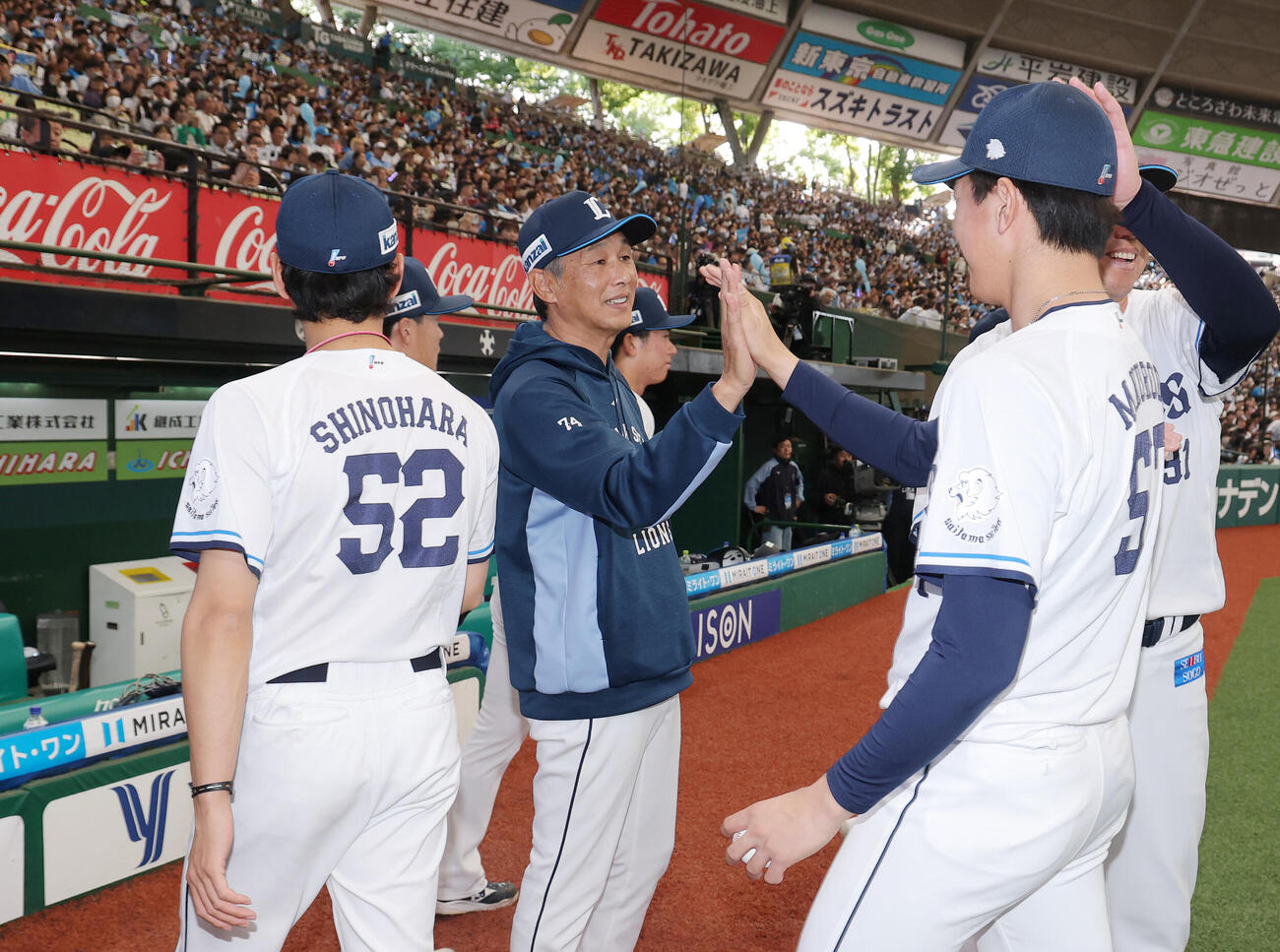 西武対楽天　楽天に勝利し、ナインを迎える西口文也監督（撮影・河田真司）