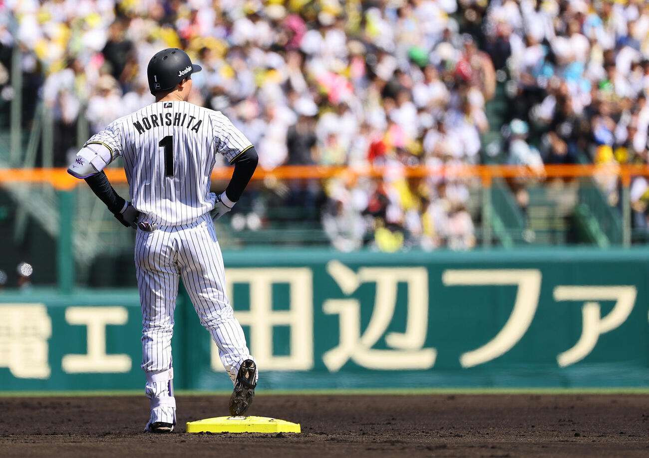 阪神対DeNA 1回裏阪神2死、森下翔太は二塁打を放つ（撮影・上田博志）