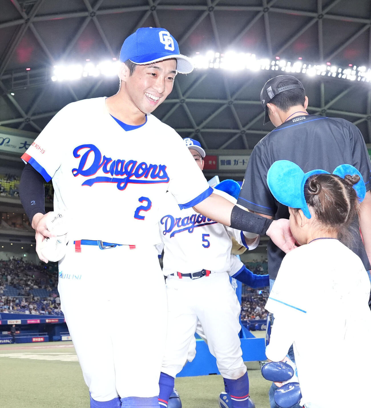 中日対巨人　ヒーローインタビューを終えた田中幹也（左）は子どもたちとタッチを交わす（撮影・森本幸一）