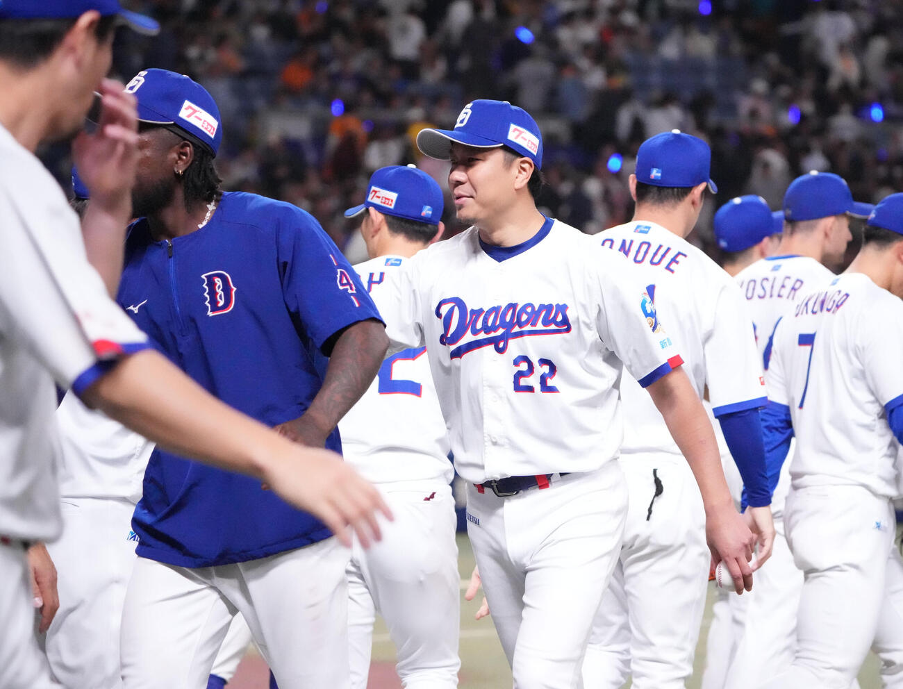 中日対巨人　試合終了、大野雄大（右）は勝利球を手にナインとタッチを交わす（撮影・森本幸一）