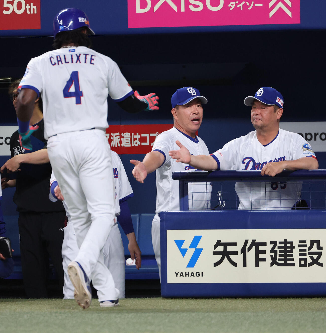 中日対巨人　5回裏中日2死二塁、村松開人の適時打で生還したオルランド・カリステをベンチで迎える井上一樹監督（撮影・西尾就之）