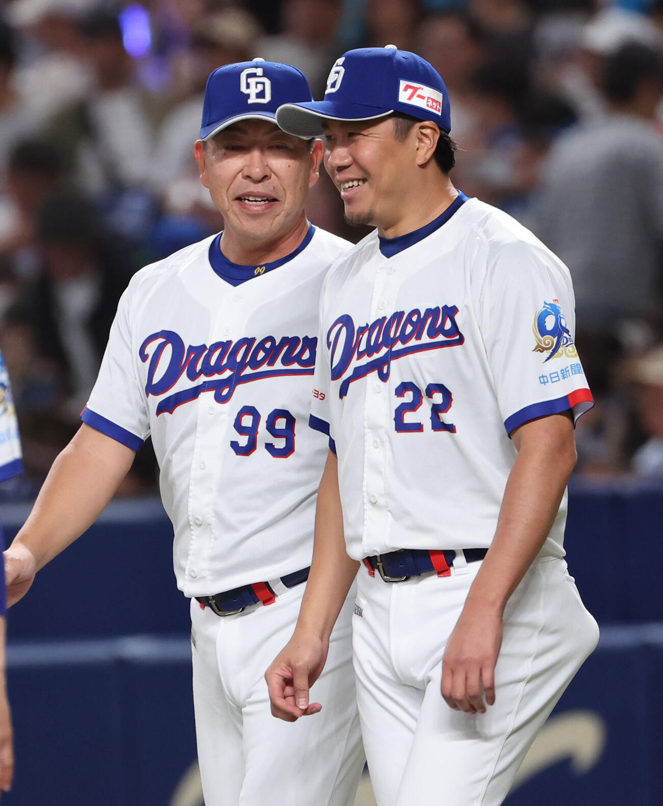 中日対巨人　4勝目を挙げた中日大野雄大は井上一樹監督とともに笑顔で勝利の儀式に向かう（撮影・西尾就之）