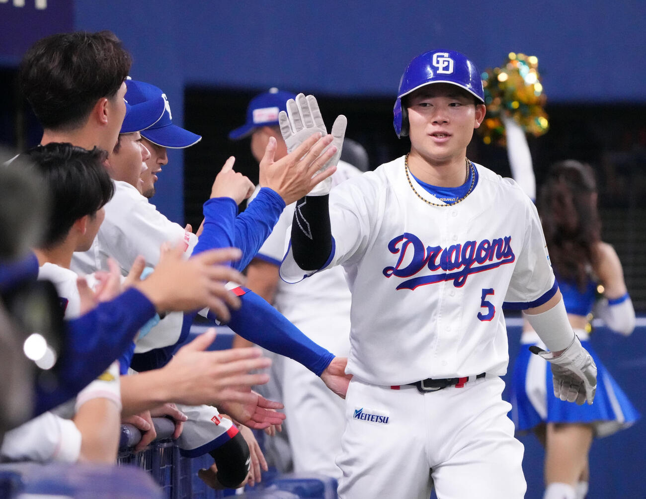 中日対巨人　5回終了、村松開人（右）はナインとタッチを交わす（撮影・森本幸一）