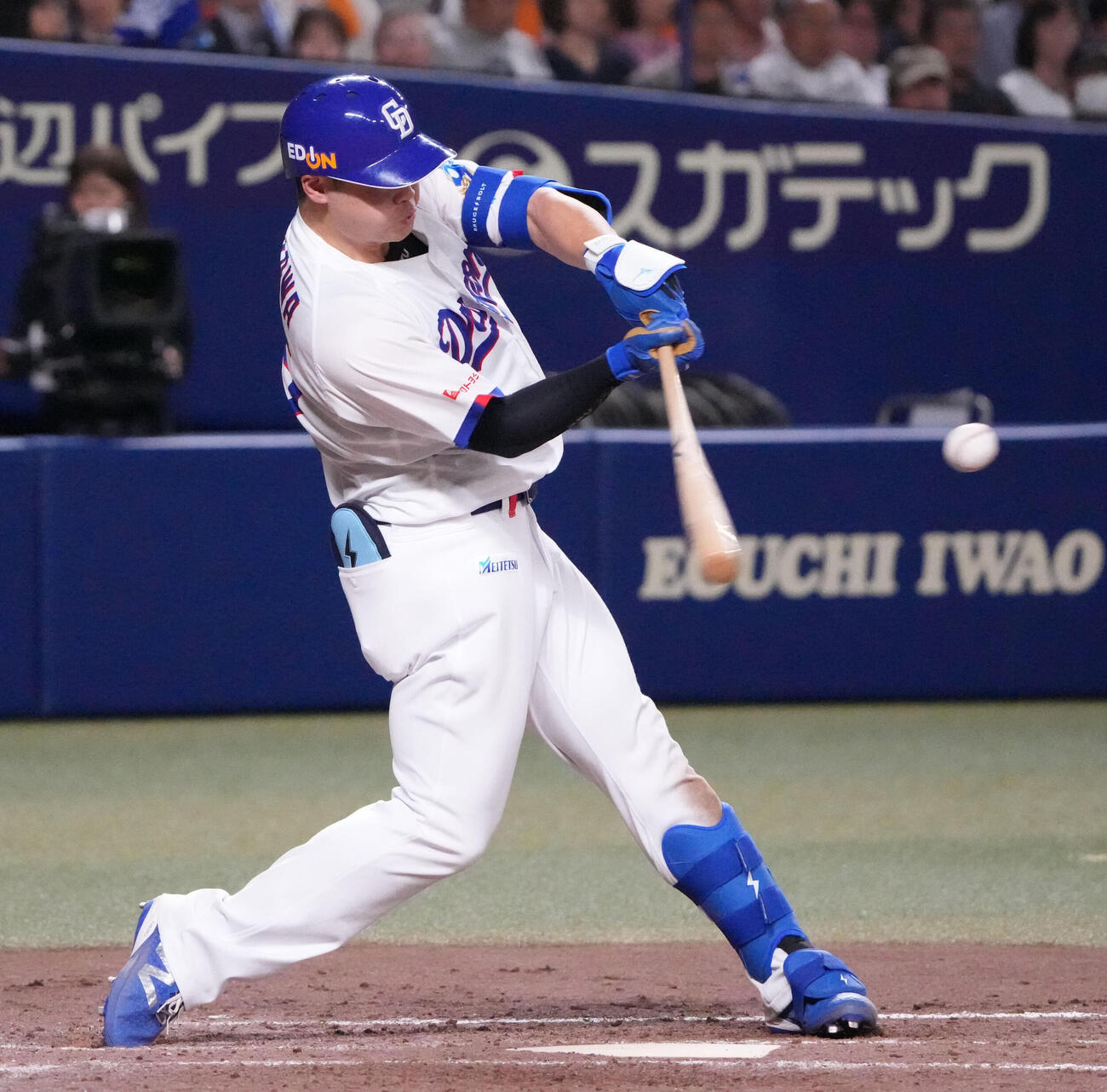 中日対巨人　5回裏中日2死二塁、適時打を放つ細川成也（撮影・森本幸一）
