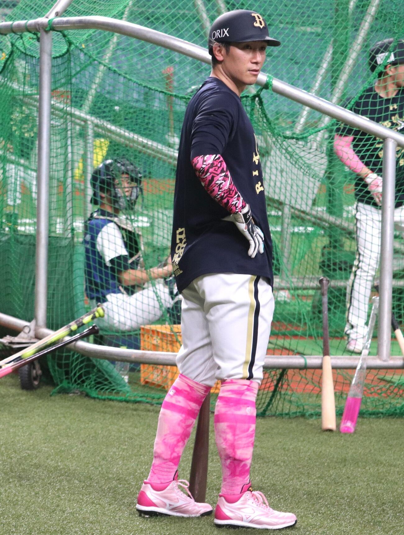 日本ハム戦を前に、オリックス渡部遼人外野手とおそろいのスタンスのピンク色の靴下を履くオリックス西川龍馬外野手