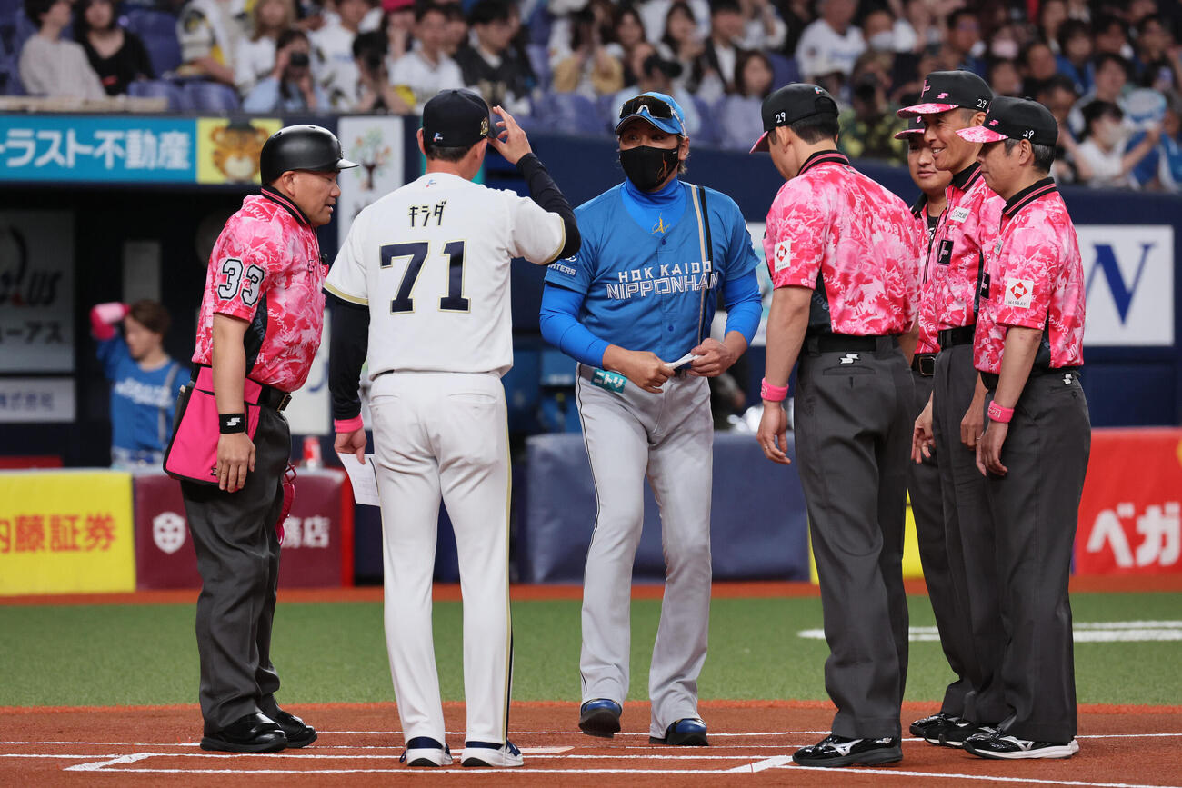 オリックス対日本ハム　メンバー確認に向かう日本ハム新庄剛志監督（右）とオリックス岸田護監督　（撮影・宮崎幸一）