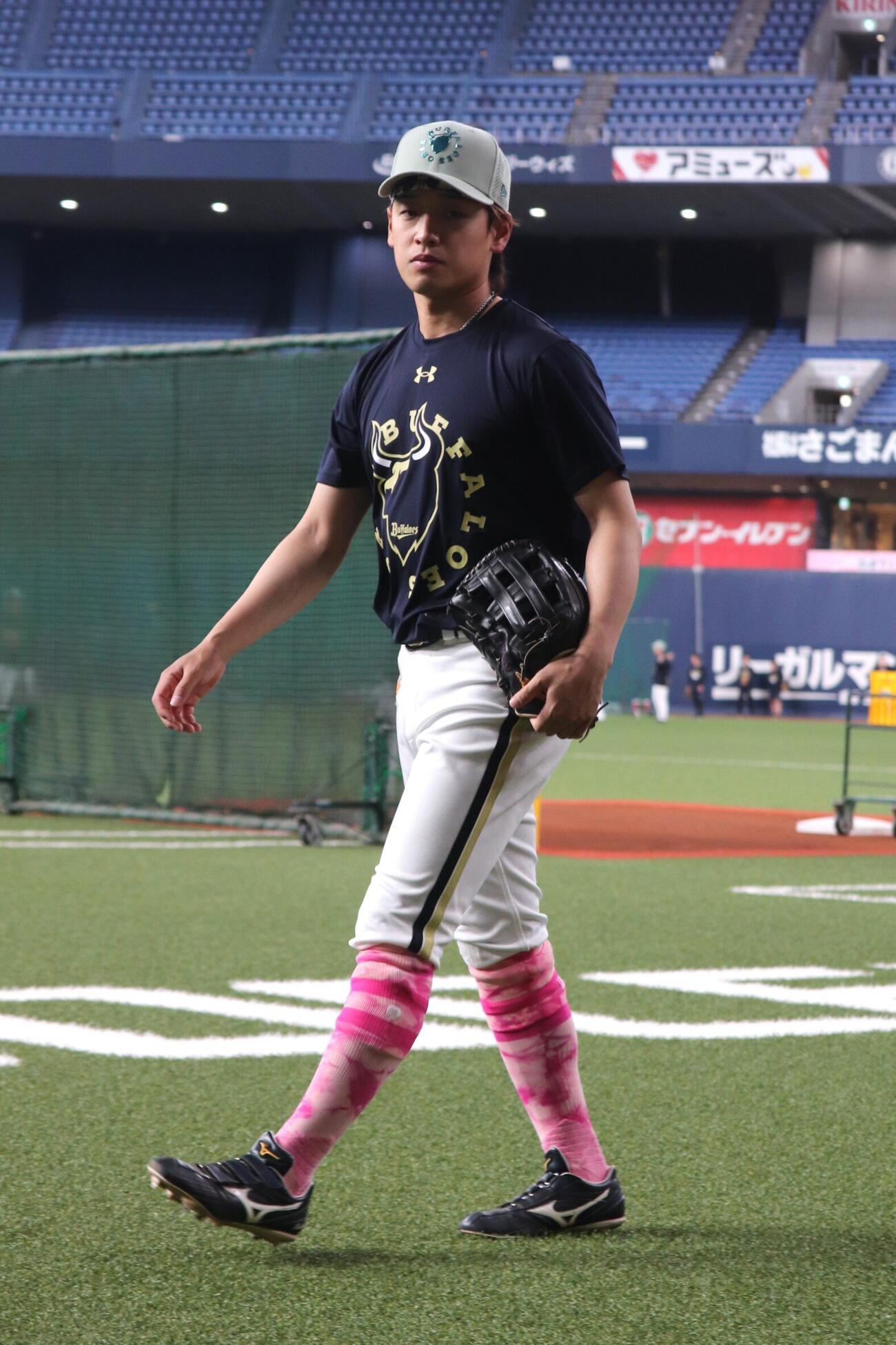 日本ハム戦を前に、オリックス西川龍馬外野手とおそろいのスタンスのピンク色の靴下を履くオリックス渡部遼人外野手