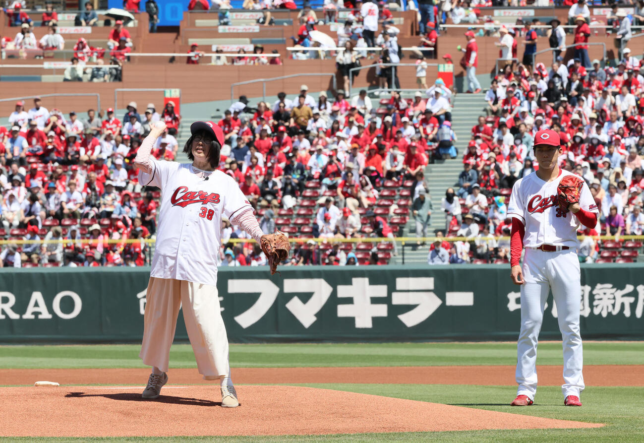 広島対ヤクルト　始球式で投げる母恵美さん（左）と見守る赤木晴哉（撮影・加藤孝規）