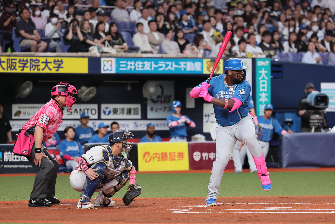 オリックス対日本ハム　ピン色クの用具をフル装備した日本ハムのフランミル・レイエス　（撮影・宮崎幸一）