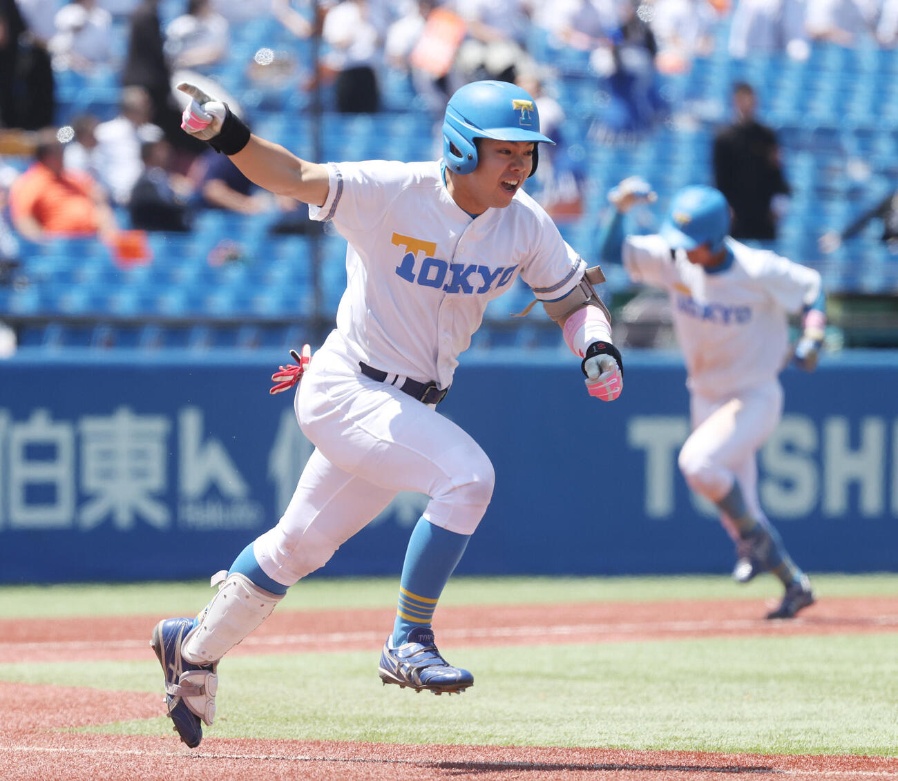 東京6大学野球　法大対東大　4回裏東大2死二、三塁、秋元諒は適時二塁打を放ちガッツポーズする（撮影・柴田隆二）
