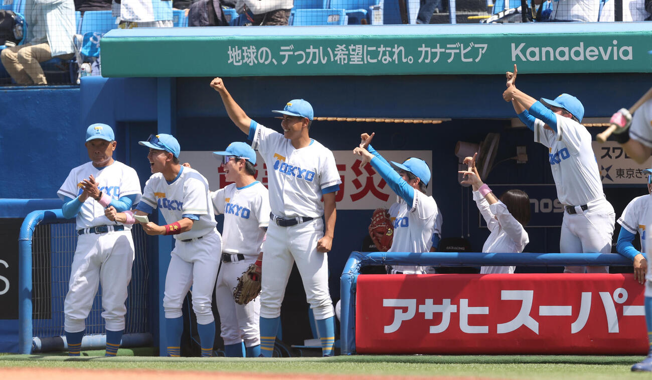 東京6大学野球　法大対東大　7回裏東大2死一、三塁、小村旺輔の適時打に喜ぶ東大ナイン（撮影・柴田隆二）