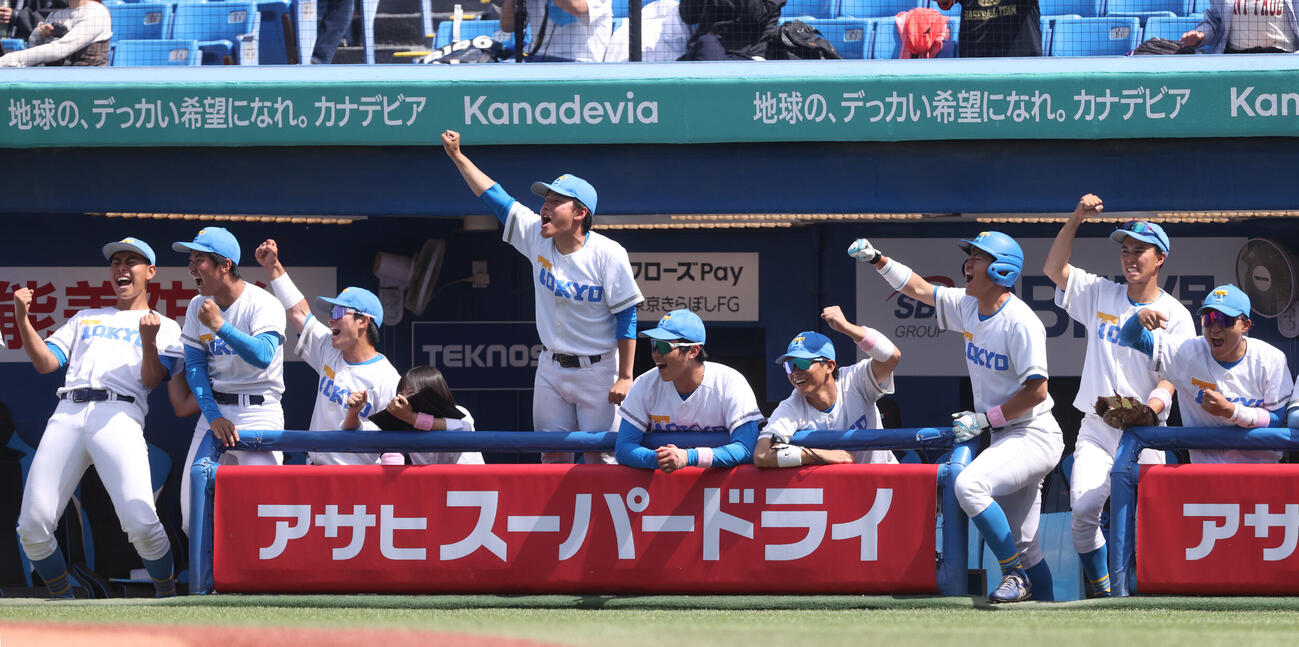 東京6大学野球　法大対東大　7回裏東大2死一、三塁、小村旺輔の適時打に喜ぶ東大ナイン（撮影・柴田隆二）