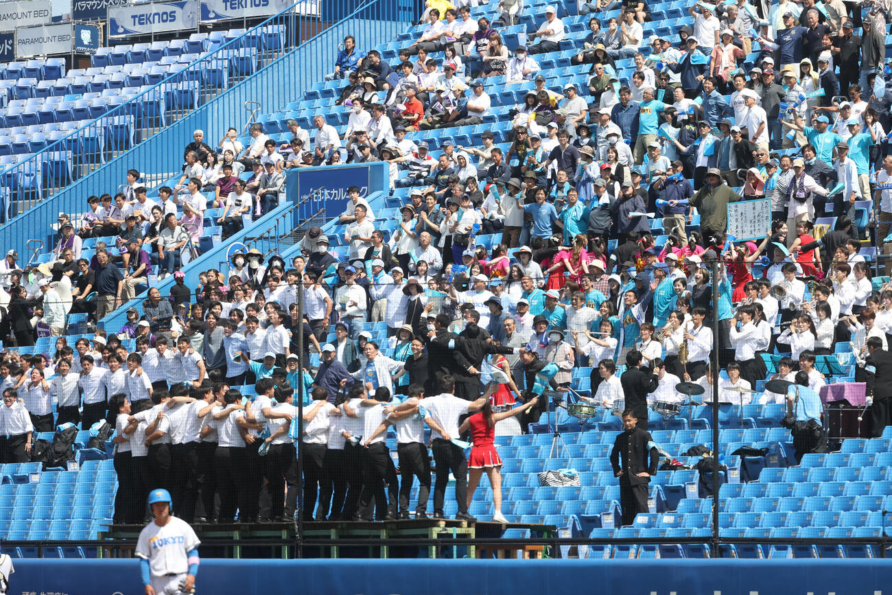 東京6大学野球　法大対東大　7回裏東大2死一、三塁、小村旺輔の適時打に喜ぶ応援団（撮影・柴田隆二）