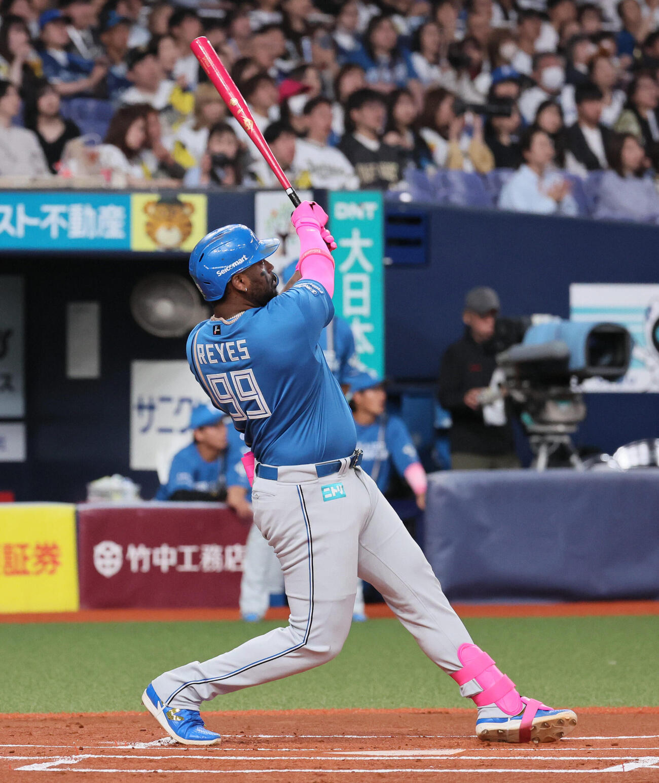 オリックス対日本ハム　1回表日本ハム2死一塁、日本ハムのフランミル・レイエスは先制2点本塁打を放つ　（撮影・宮崎幸一）
