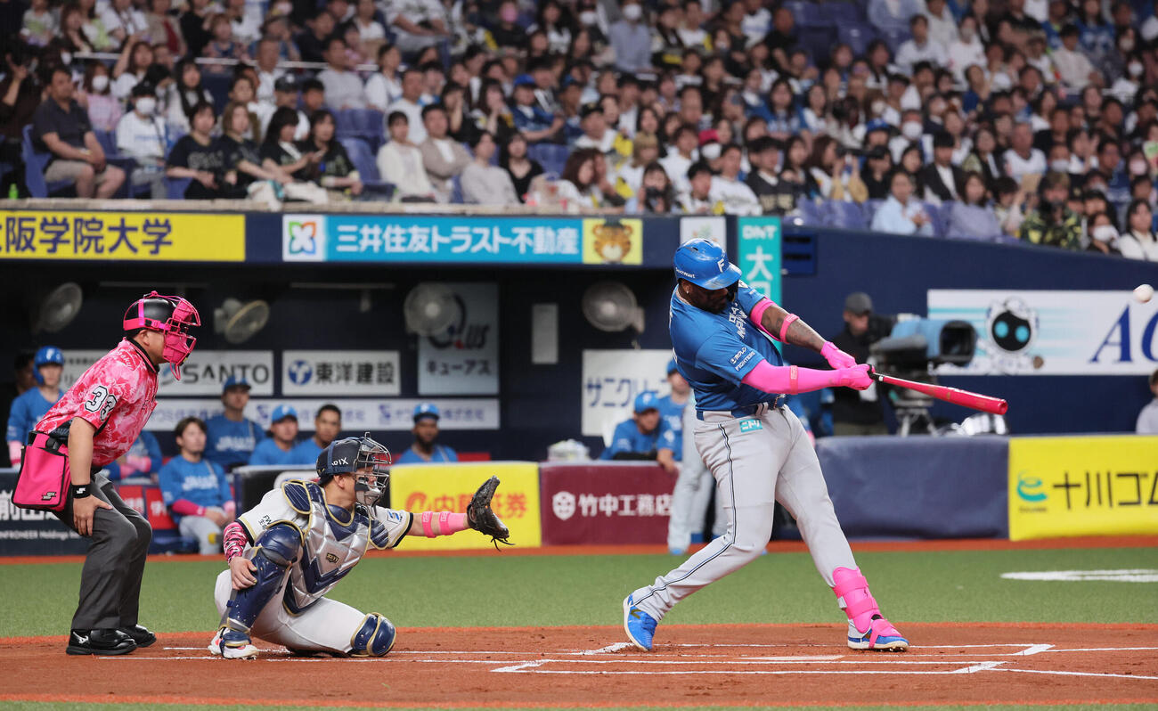 オリックス対日本ハム　1回表日本ハム2死一塁、日本ハムのフランミル・レイエスは先制2点本塁打を放つ　（撮影・宮崎幸一）