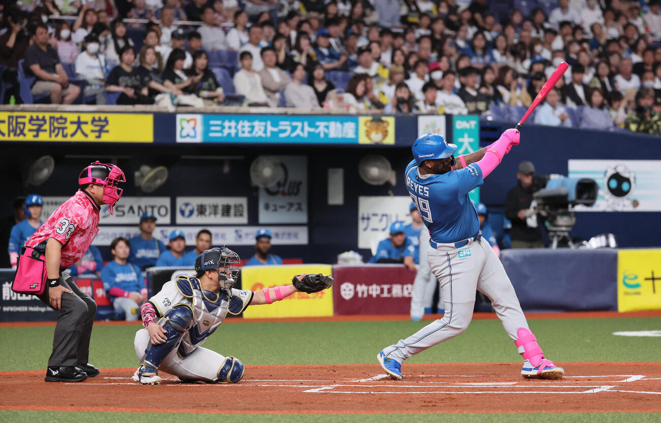 オリックス対日本ハム　1回表日本ハム2死一塁、日本ハムのフランミル・レイエスは先制2点本塁打を放つ　（撮影・宮崎幸一）