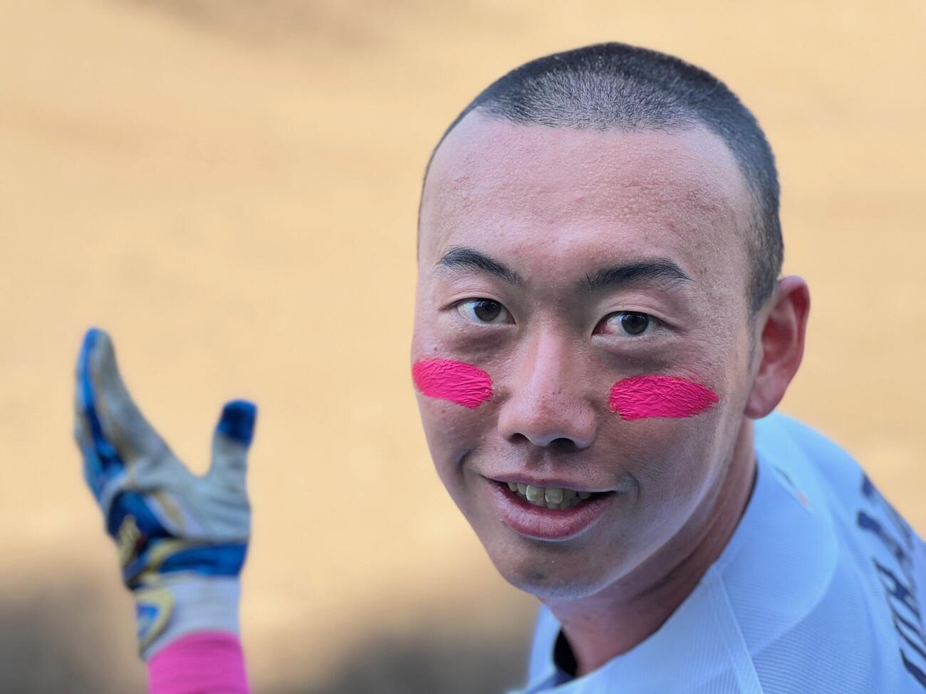 2軍中日戦でピンク色のアイブラックシールで出場する西武村田（撮影・金子真仁）