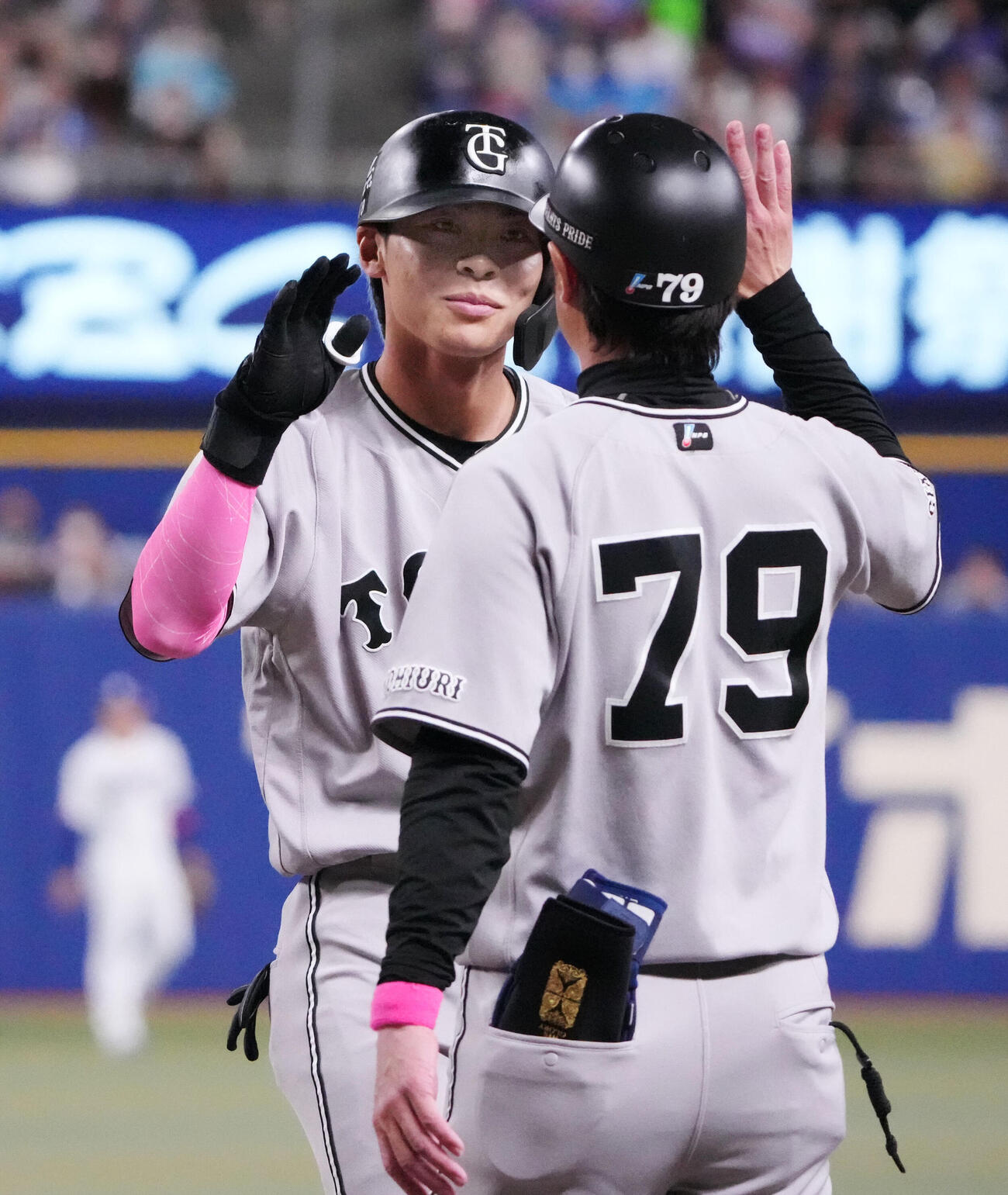 中日対巨人　2回表巨人2死二塁、平山功太（左）は適時打を放ち亀井善行外野守備兼走塁コーチとタッチを交わす（撮影・森本幸一）