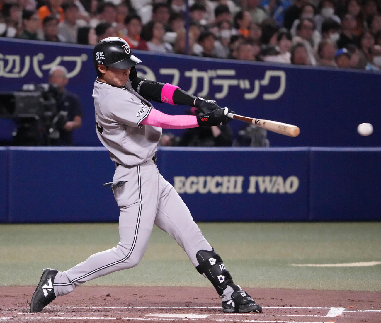 中日対巨人　2回表巨人2死二塁、適時打を放つ平山功太（撮影・森本幸一）