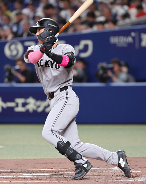 【巨人】４試合ぶりの先制点は育成出身・平山功太の先制適時打　ピンク色のアームスリーブ着用
