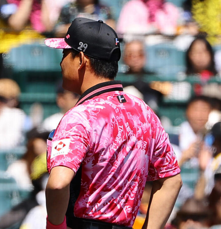 阪神対DeNA　審判団もピンクのユニホームでジャッジする（撮影・上田博志）