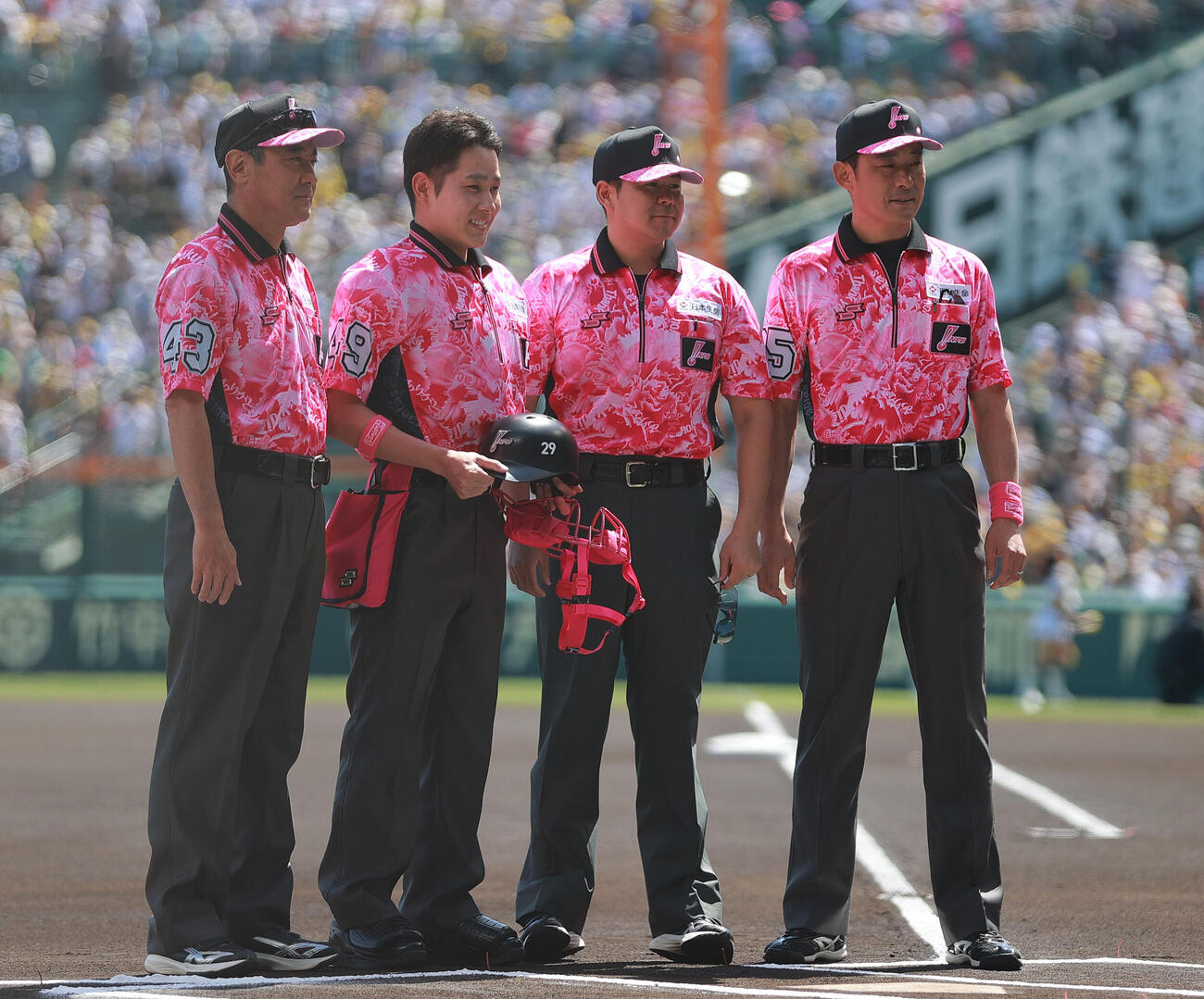 阪神対DeNA NPBマザーズデーでピンク色のユニホームで試合に臨む審判団（撮影・上山淳一）