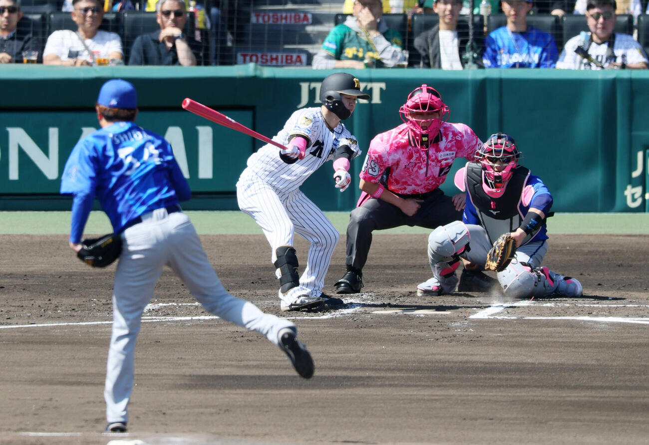 阪神対DeNA 1回裏阪神1死、三振に倒れる中野拓夢。投手石田裕太郎（撮影・加藤哉