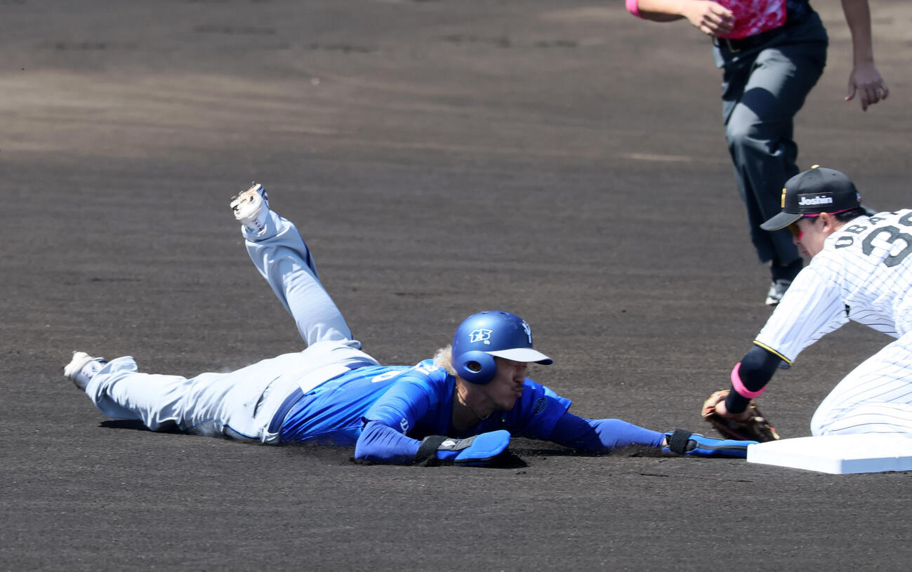 阪神対DeNA 1回表DeNA無死一塁、一塁走者三森大貴は打者度会隆輝のとき二塁盗塁を決める。野手小幡竜平（撮影・加藤哉）