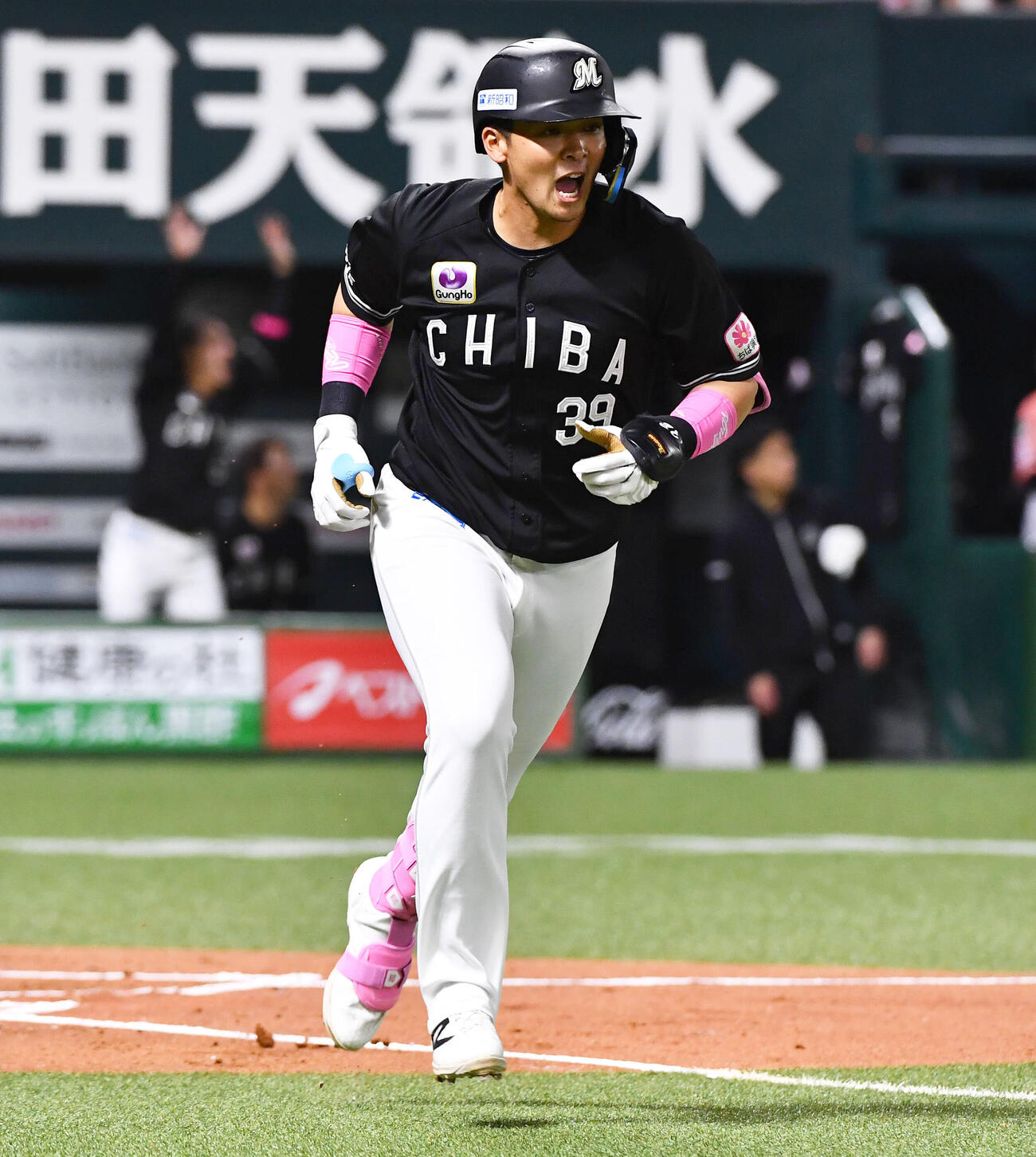 ソフトバンク対ロッテ　2回表ロッテ1死一塁、左中間へ先制2点本塁打を放ち、雄たけびをあげる井上広大（撮影・岩下翔太）
